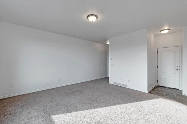 Building Photo - Bright Townhouse in Saratoga Springs w attached 2 car garage