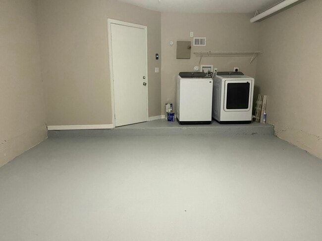 Building Photo - 1600 Crestwood Ct S