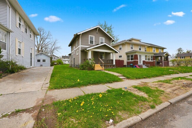 Building Photo - Updated 3BR with Fresh Finishes