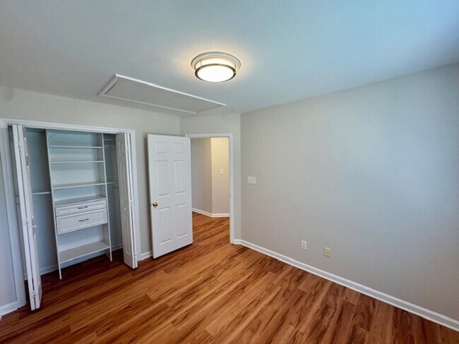 Building Photo - Stylish Living on a Cul-de-Sac in The Poin...
