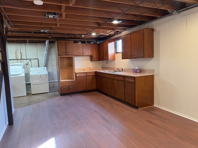 Building Photo - 580 N State St