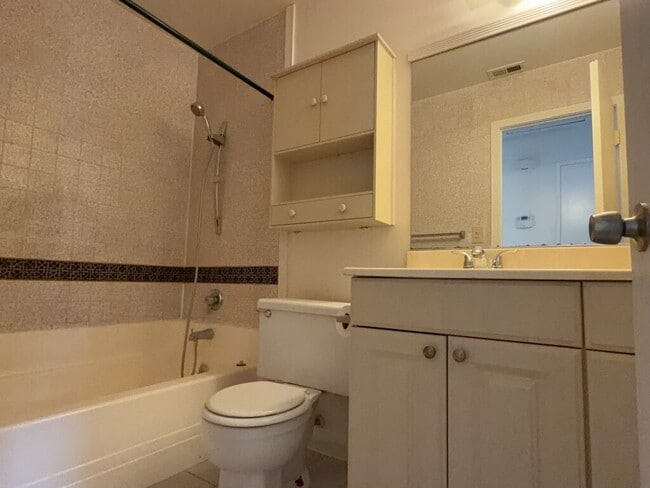 Building Photo - Charming 3-Bed Oasis with 2 Baths on Olymp...