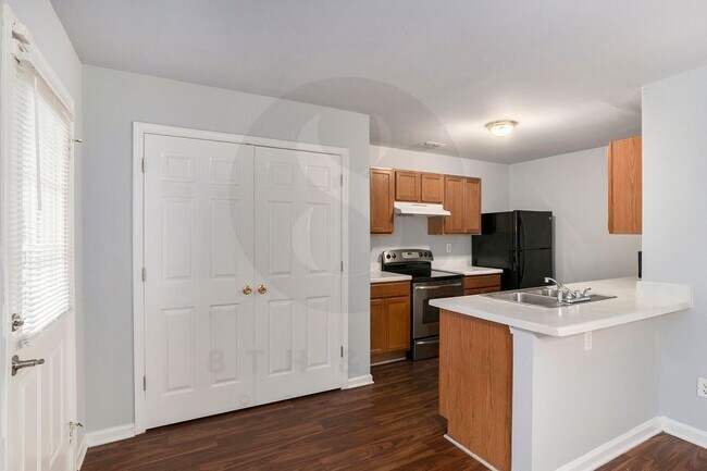 Building Photo - 3BR/2.5BA Townhouse Near Flat Shoals Parkway!