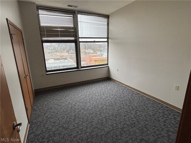 Building Photo - 59 Lincoln Way E