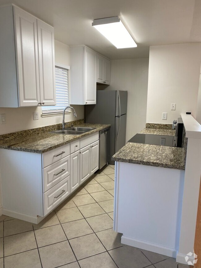 Building Photo - Available now 2 bed/1 bath, 2 car parking ...