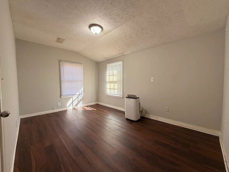 Building Photo - 4880 Hale Rd