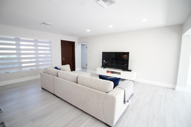 Building Photo - 2548 SE 14th St