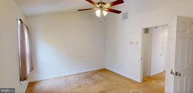 Building Photo - 60 River Ln