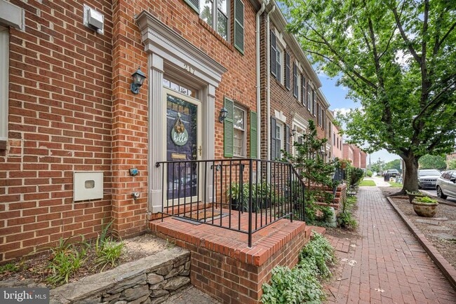 Building Photo - 217 Oronoco St