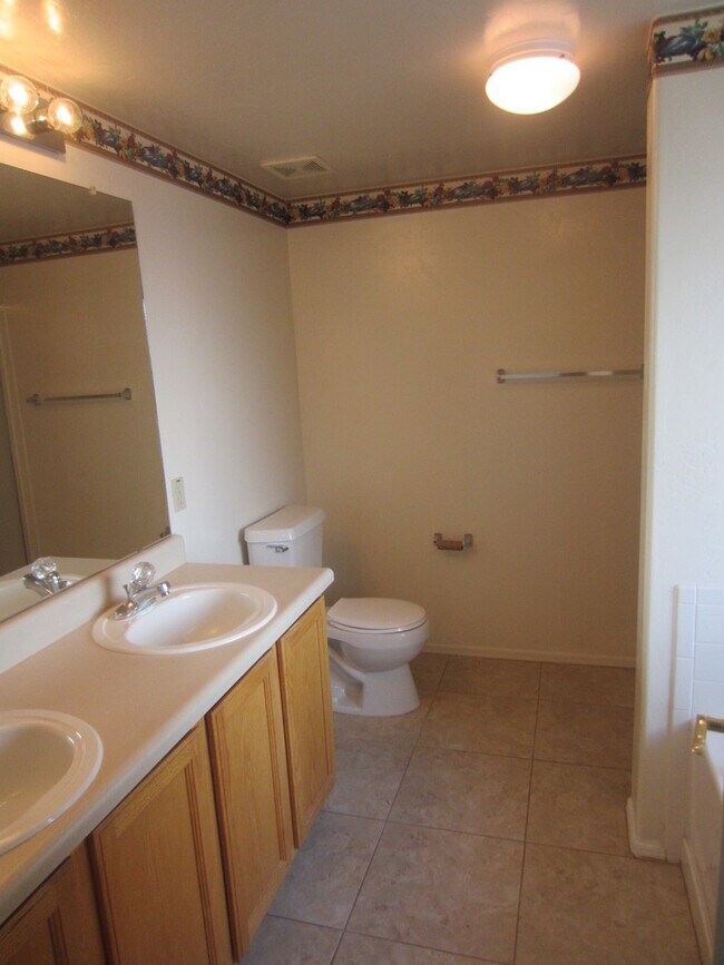 Building Photo - Attractive & Spacious 3 Bedroom with Den or 4th Bedroom in Rita Ranch