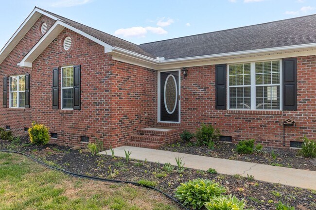 Building Photo - Beautifully Updated 3 bedroom, 2 bathroom Brick Ranch in Lexington