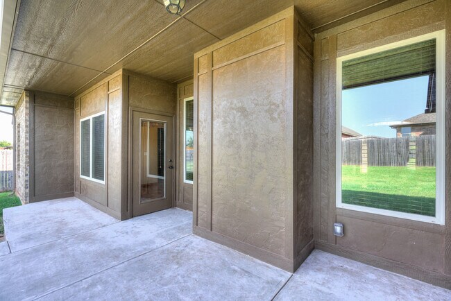 Building Photo - 1713 Pinewood Dr