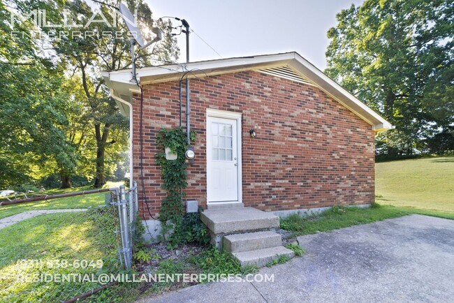 Building Photo - Open-Concept 3BR Home Near Fort Campbell
