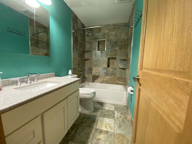 Building Photo - 4 Bedroom Townhome by Moorhead High School!