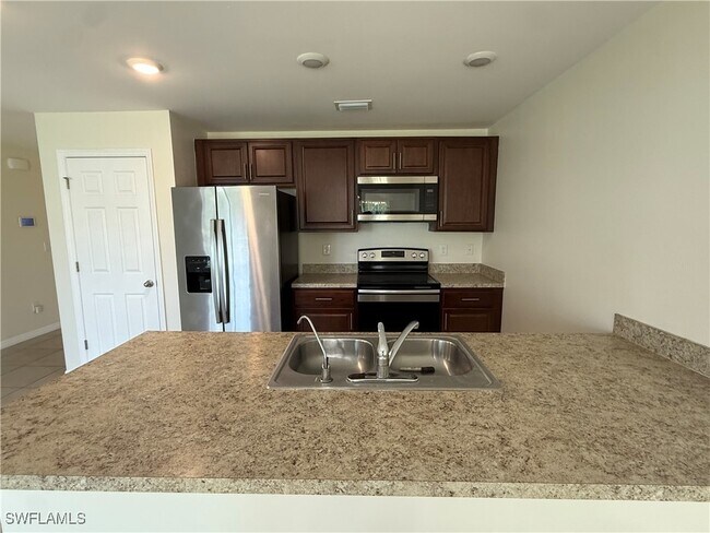 Building Photo - 1108 NE 36th Ln