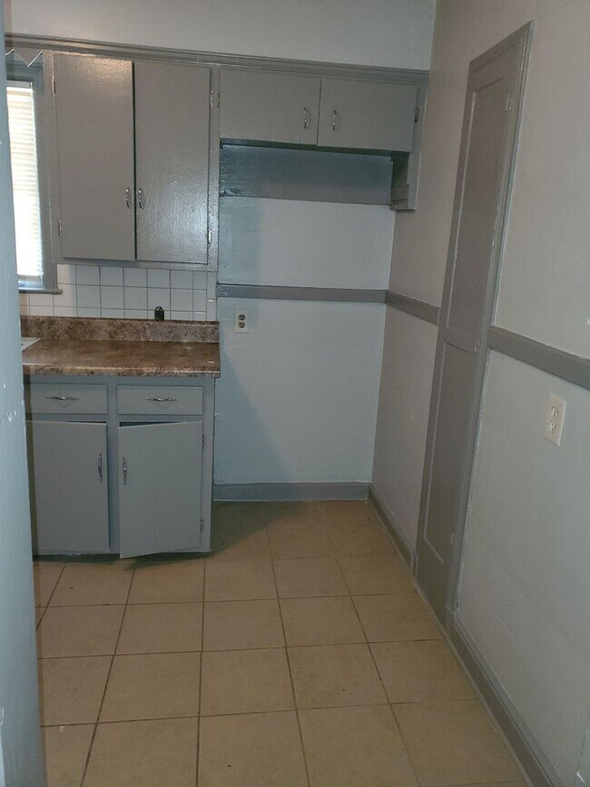 Building Photo - 4 Success is offering this beautiful 2 bedroom 1 bath with formal dining. The home features hardw...