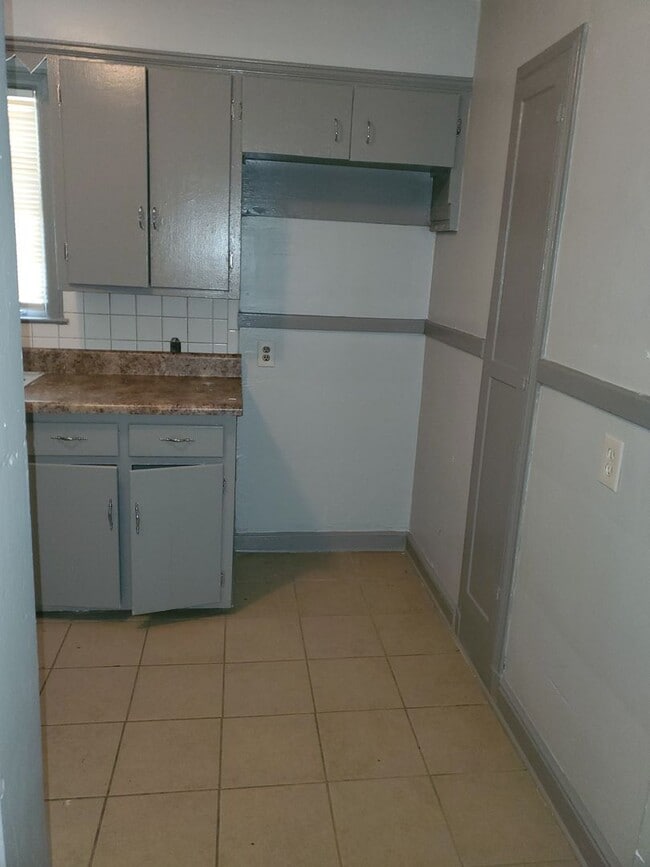 Building Photo - 512 S Parkway