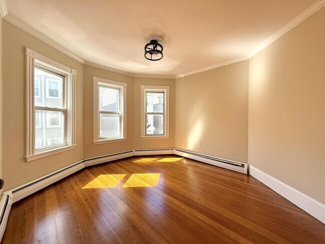 Building Photo - 19 Howell St