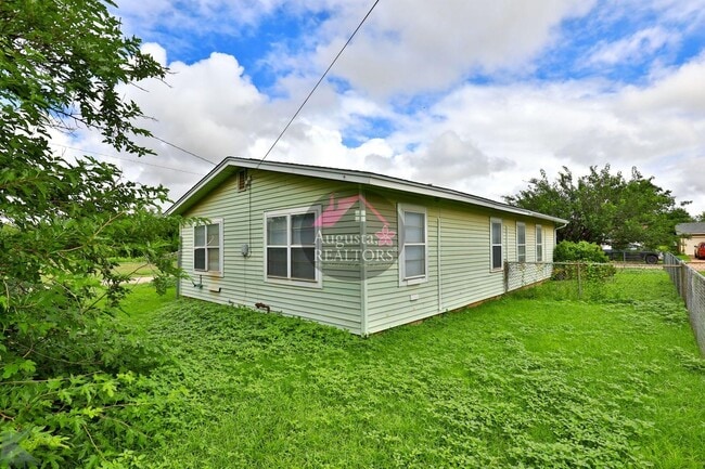 Building Photo - 3 Bedroom With Fresh Updates!