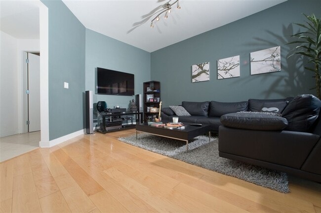 Building Photo - Beautiful 2 bedroom 2 bath condo in the Do...