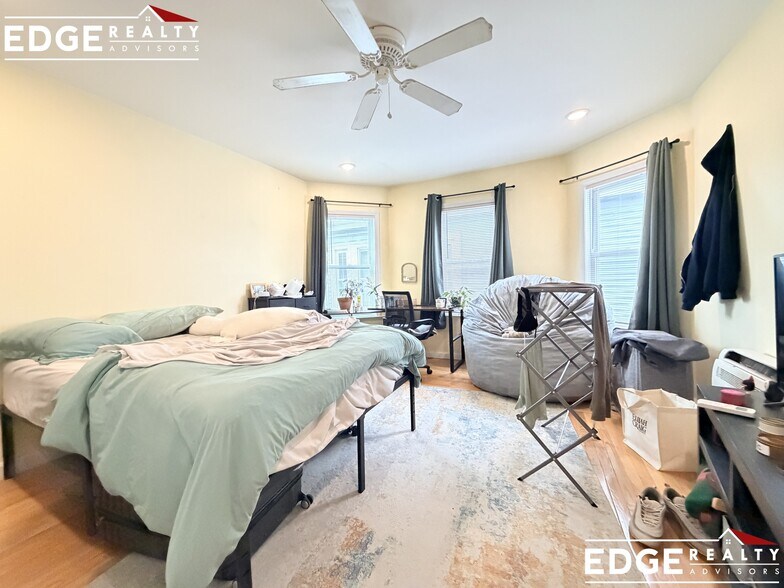 Building Photo - 21 Weitz St