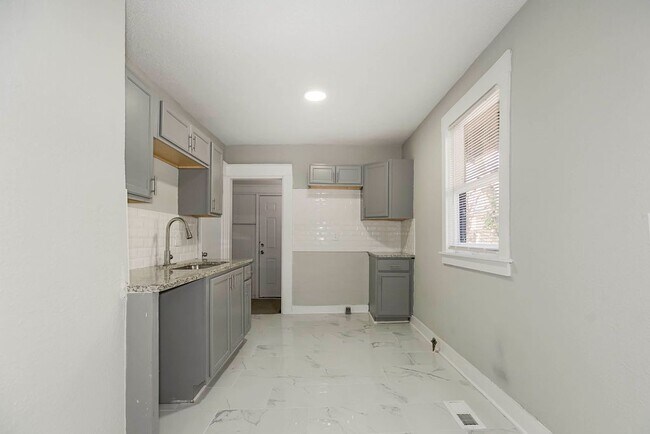 Building Photo - Spacious 5-Bedroom Home with 2 Full Bathro...