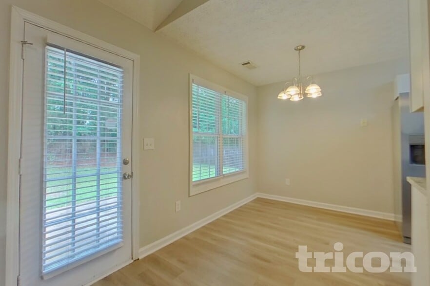 Building Photo - 20 E Lawn Dr