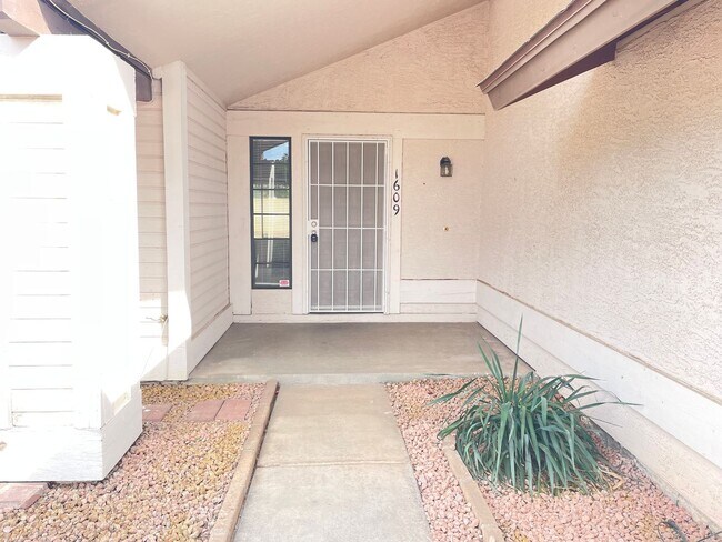 Building Photo - 3 bed with private pool - Dobson/Warner