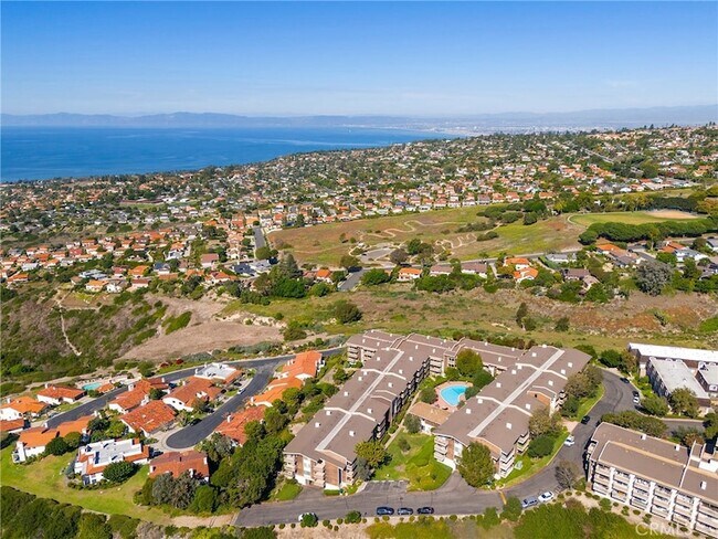 Building Photo - 6542 Ocean Crest Dr