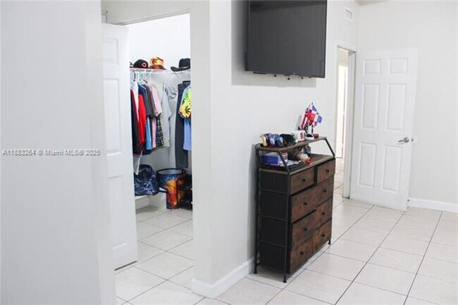 Building Photo - 2106 NE 40th Ave