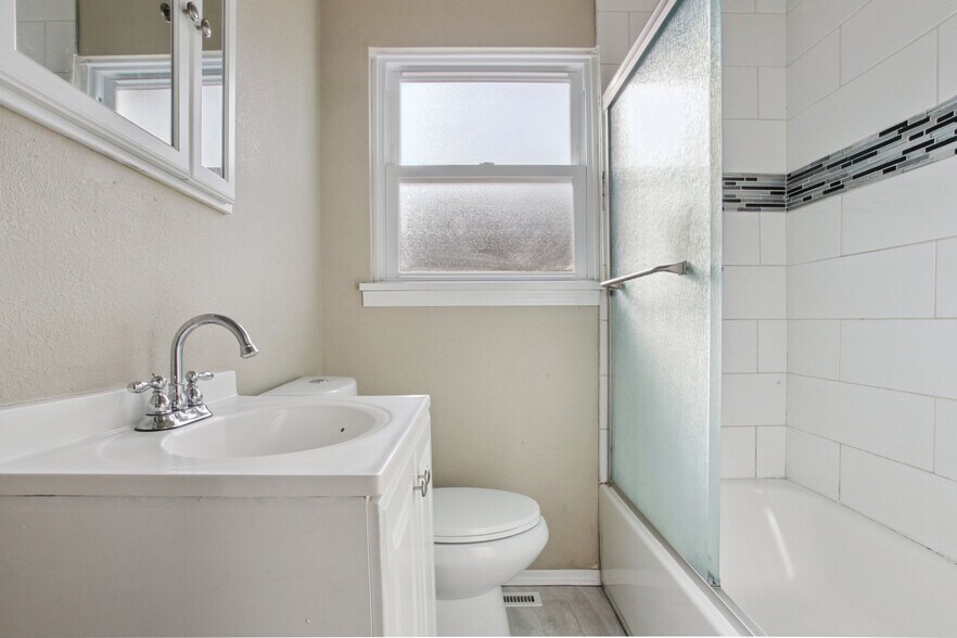 Building Photo - 2625 Newport St