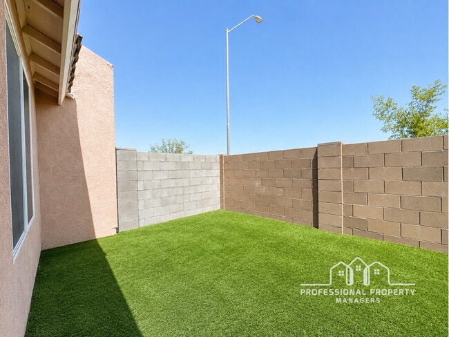 Building Photo - 3-bedroom, 2-bathroom home in Desert Sky