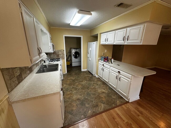 Building Photo - Ozone Woods Ranch