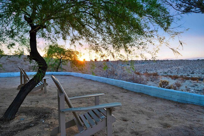 Building Photo - 2 Bedroom 1 Bath - Furnished Hilltop Home ...