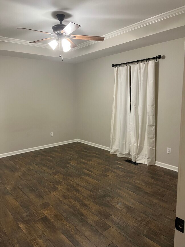 Master Bedroom w/walk-in closet - 542 Rogers Ln