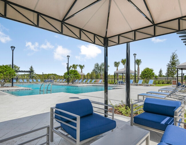 Covered breezeway and sundeck -Gather with friends and neighbors under the covered, shaded breezeway - 2537 Arbor Wind