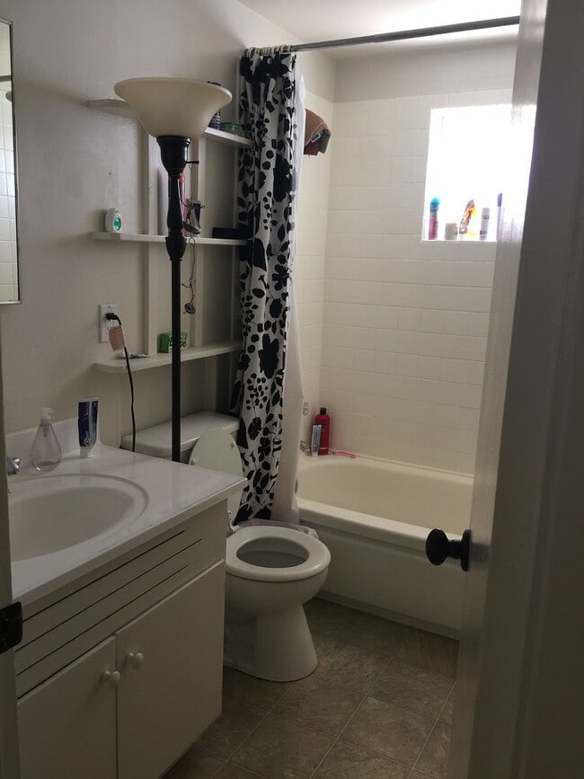 Building Photo - 936 E Collins Ave