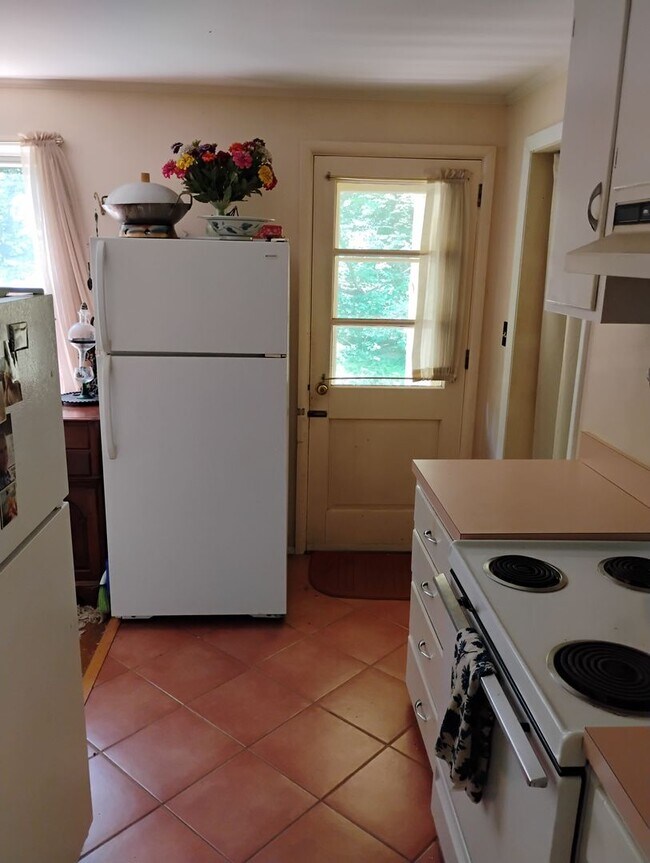 Building Photo - Spacious Furnished 3-4 Bedroom Home Near Dartmouth