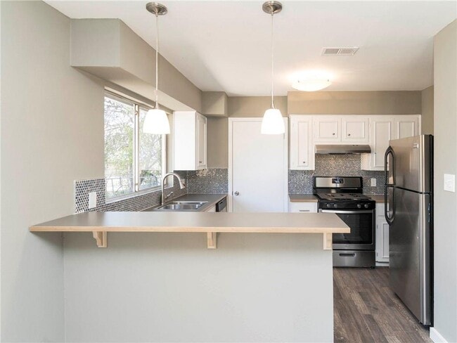 Building Photo - 800 Sahara Ave