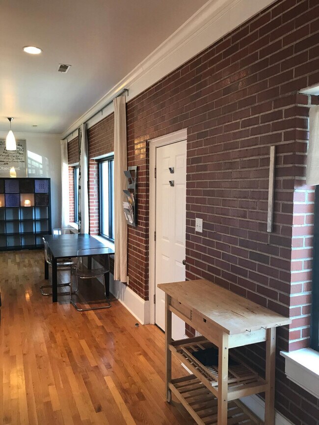 Building Photo - 380 S Upper St