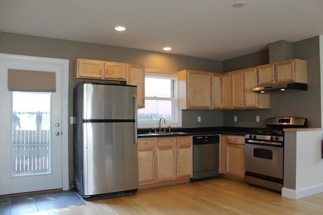 Building Photo - 18 Monroe St