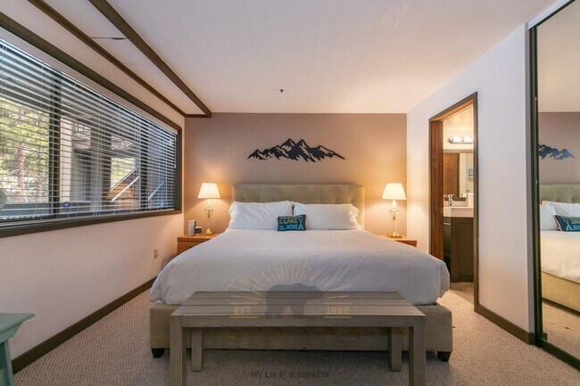 Building Photo - Adorable Condo w Elevator & Open Condo Garage