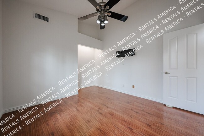 Building Photo - 532 E Stonebridge Dr