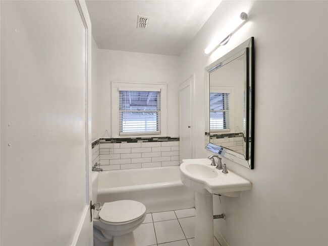 Building Photo - 747 E 18th St