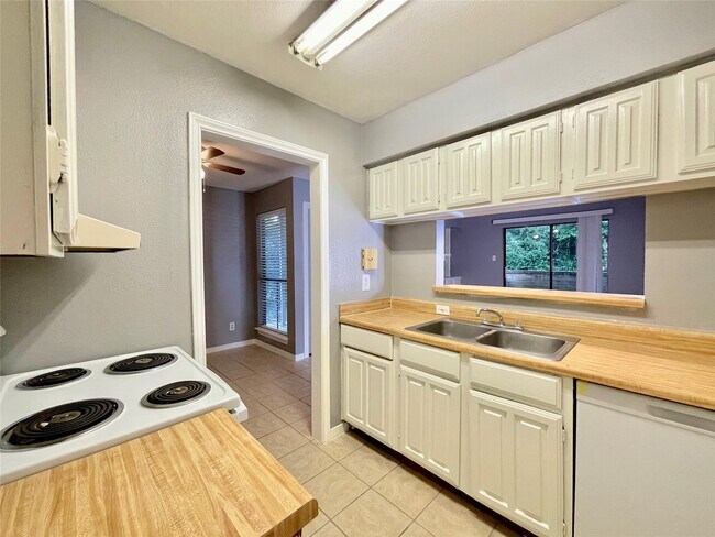 Building Photo - 3500 Tangle Brush Dr