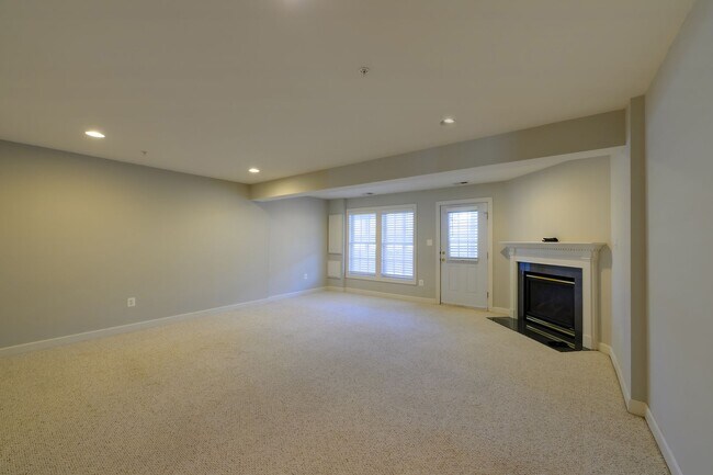 Building Photo - Luxury Living in the Villages of Urbana