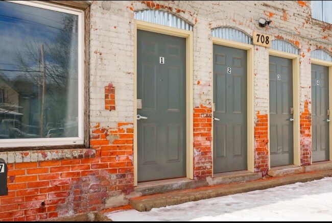 Primary Photo - 708 Mills St