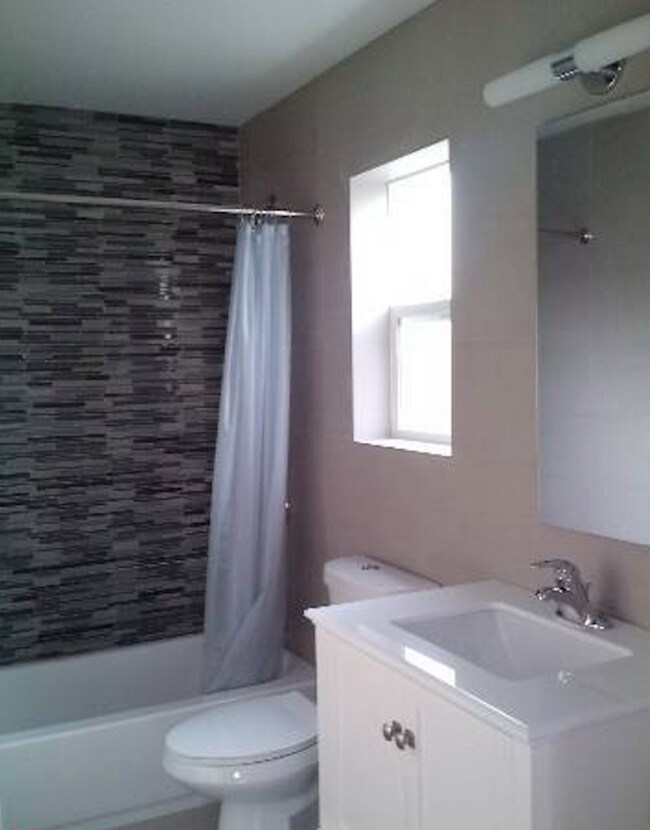 Building Photo - This charming, updated 2-bedroom, 2-bathroom home in a great Culver City location is now available!