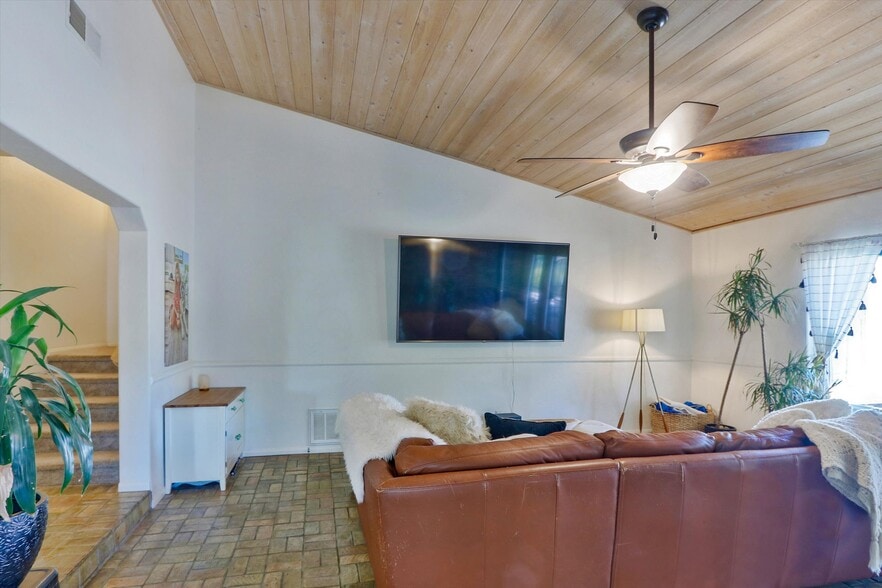 Building Photo - 15549 Vista Vicente Dr