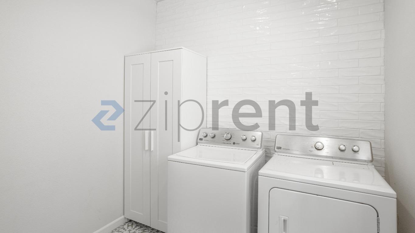 Building Photo - Unit
